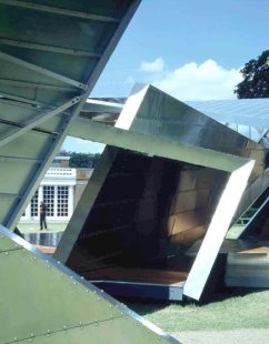 Serpentine Gallery Pavilion 2001 - Fotografie pavilonu přímo v Kensingtonských zahradách - foto: © Serpentine Gallery, 2001