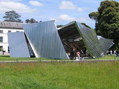 Serpentine Gallery Pavilion 2001 - Fotografie Libeskindova pavilonu postaveného dočasně v irském Corku. - foto: © flickr.com, 2005