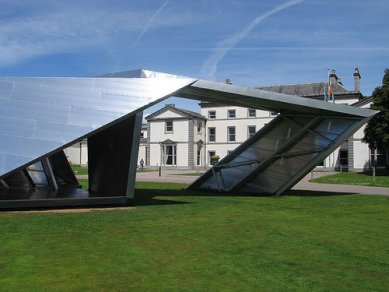 Serpentine Gallery Pavilion 2001 - Fotografie Libeskindova pavilonu postaveného dočasně v irském Corku. - foto: © flickr.com, 2005