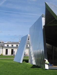 Serpentine Gallery Pavilion 2001 - Fotografie Libeskindova pavilonu postaveného dočasně v irském Corku. - foto: © flickr.com, 2005