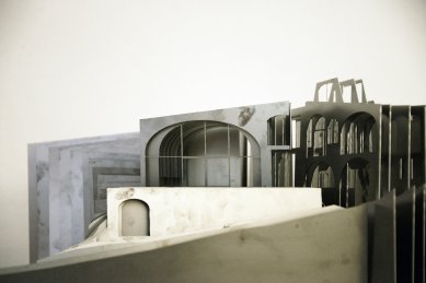 Dům na zlomu - Fotografie plechového modelu - foto: archiv ORA