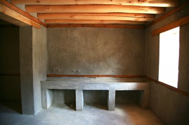 Pasivně solární, ekologický a soběstačný kampus školy v Himalájích - Typická koupelna