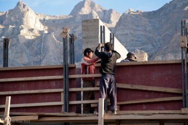 Pasivně solární, ekologický a soběstačný kampus školy v Himalájích - Proces hutnění stěn