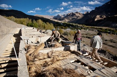 Pasivně solární, ekologický a soběstačný kampus školy v Himalájích - Stavba hliněné střechy
