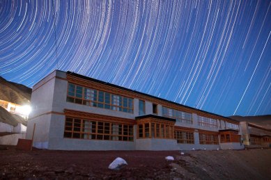 Pasivně solární, ekologický a soběstačný kampus školy v Himalájích - Celkový pohled - noc