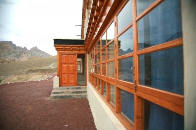 Pasivně solární, ekologický a soběstačný kampus školy v Himalájích - Detail vstupu do tříd