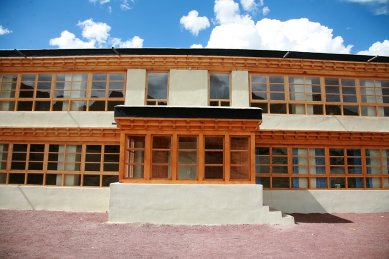 Pasivně solární, ekologický a soběstačný kampus školy v Himalájích - Vstup