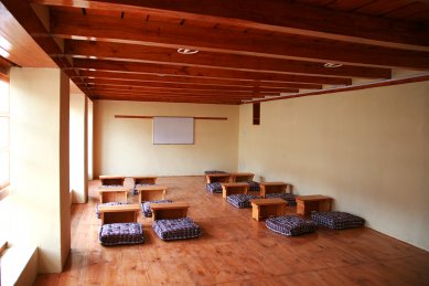 Pasivně solární, ekologický a soběstačný kampus školy v Himalájích - Interiér typické třídy