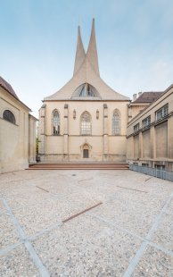 Piazzetta u kaple sv. Kosmy a Damiána v Emauzích - foto: © Benedikt Markel