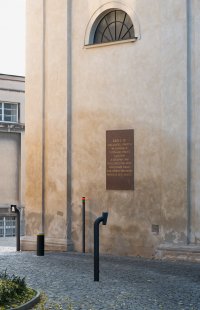 Piazzetta u kaple sv. Kosmy a Damiána v Emauzích - Příjezdová komunikace s vějířovou dlažbou - foto: © Benedikt Markel
