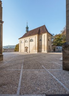 Piazzetta u kaple sv. Kosmy a Damiána v Emauzích - Diagonální pohled na kapli Sv. Kosmy a Damiána - foto: © Benedikt Markel