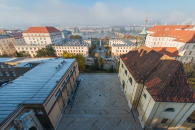 Piazzetta u kaple sv. Kosmy a Damiána v Emauzích - Pohled shora - foto: © Benedikt Markel