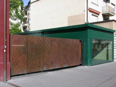 de Young Memorial Museum - Na vstupní bránu do ateliéru Herzog & de Meuron v Basileji použili architekti stejné měděné panely.  - foto: Petr Šmídek, 2003