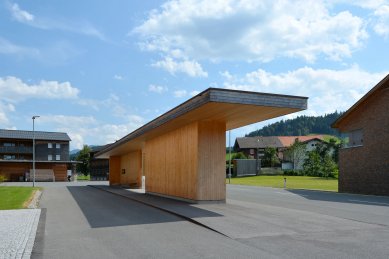 Centrální autobusová zastávka Krumbach - foto: Petr Šmídek, 2015