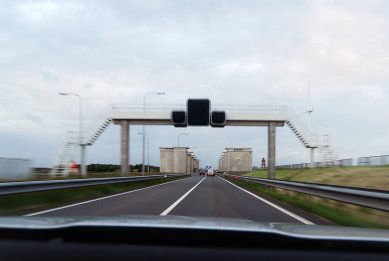 Pomník s rozhlednou Afsluitdijk - Stavidlo Stevinsluizen od Dirka Roosenburga - foto: Petr Šmídek, 2012