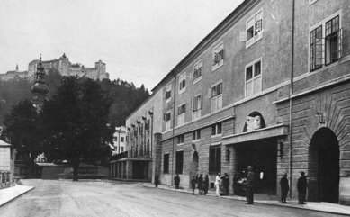 Dům pro Mozarta - malý festivalový sál v Salcburku - Fotografie na Holzmeisterovu stavbu z roku 1926