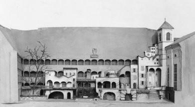 Hudební sál v bývalé jezdecké škole - Model kulis Faustova města od Clemense Holzmeistera pro Reinhardtovu incentaci Faust I z roku 1933