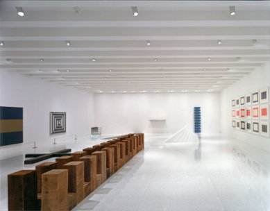 Walker Art Center - Peggy and Ralph Burnet Gallery, duben 2005 - foto: © Walker Art Center