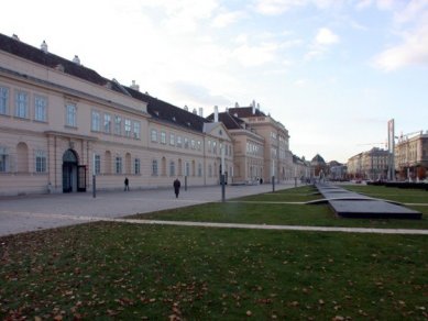 MuseumsQuartier - Historická budova Bernharda Fischera z Erlachu a úprava předoprostoru muzea od querkraft architekten. - foto: Petr Šmídek, 2003