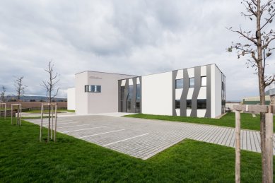 Správní budova a přístavba šaten a vrátnice v Rostěnicích - foto: Libor Stavjaník
