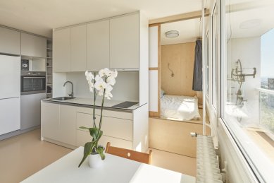 Byt Troja - Kuchyně, posuvné dveře ložnice - foto: Peter Fabo