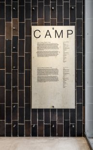 Center for Architecture and Metropolitan Planning - Kabřincová stěna — grid kotevního systému — panel s tiráží - foto: Benedikt Markel