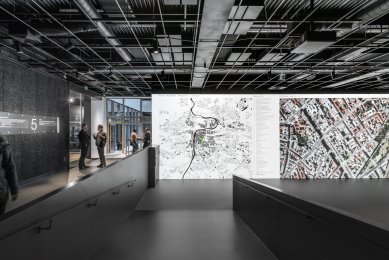 Centrum Architektury a Městského Plánování - Vstupní rampa a projekce - foto: Benedikt Markel