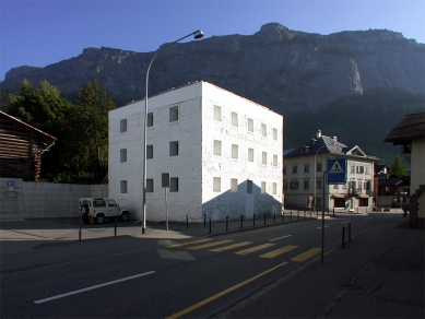 Das gelbe Haus - foto: Petr Šmídek, 2002