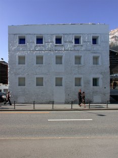 Das gelbe Haus - foto: Petr Šmídek, 2003