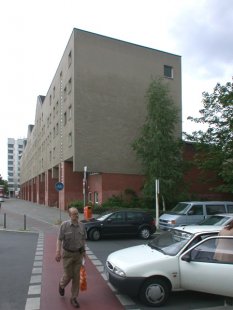 Obytný blok na Lützowplatz - foto: Petr Šmídek, 2002