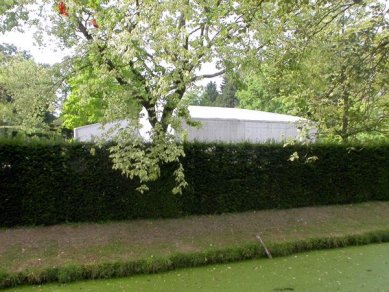 Hedge House - Vodní příkop, živý plot a za ním Hedge House - foto: Petr Šmídek, 2003