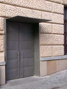 Rekonstrukce Moravské galerie v Brně - Vedlejší vchod do muzea (k dopravnímu výtahu) - foto: Petr Šmídek, 2004