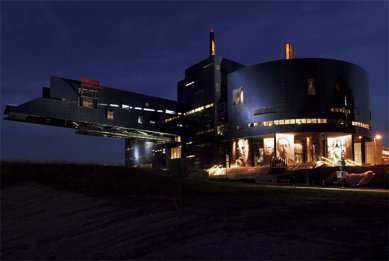 Guthrie Theater - Guthrie exterior – Night view from Stone Arch Bridge - foto: © Amanda Ortland