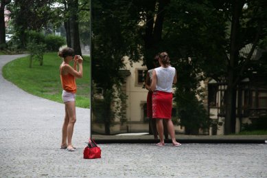Památník obětem komunismu - Podlitiny dívce vlevo údajně nezpůsobili komunisté - foto: Tomáš Tesař