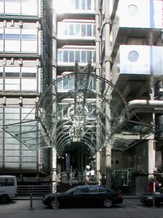 Lloyd's of London - Skleněný přístřešek hlavního vstupu upomíná svým tvarem na nedaleký Leadenhall Market - foto: Petr Šmídek, 2004