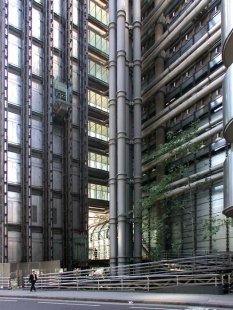 Lloyd's of London - Byly zde poprvé v Anglii použity venkovní skleněné výtahy (celkem12). - foto: Petr Šmídek, 2004